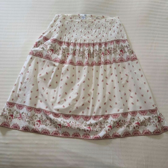 White and red patterned skirt - Picture 1 of 3